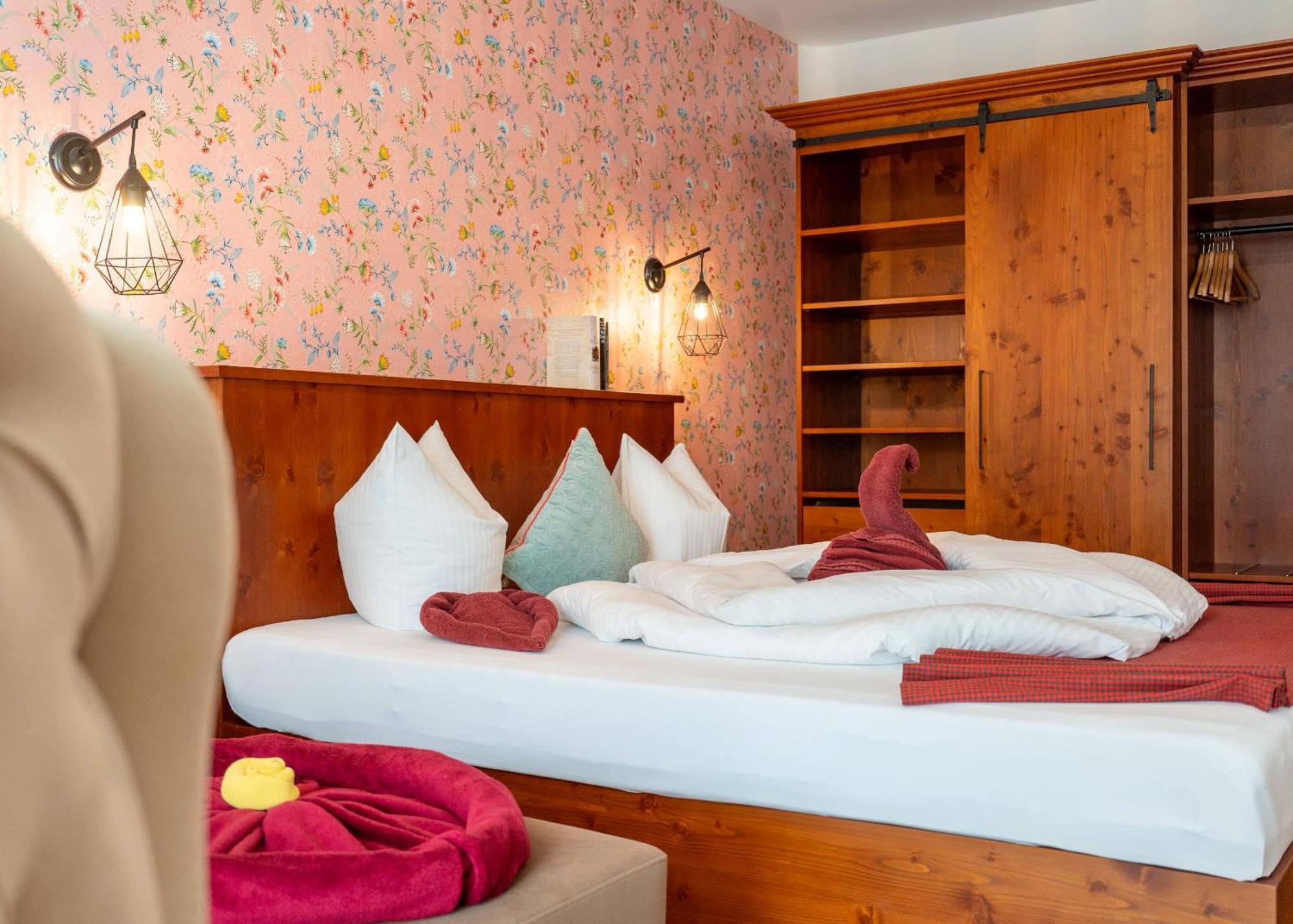 Hotel Krone Tirol รอยท์เทอ ภายนอก รูปภาพ