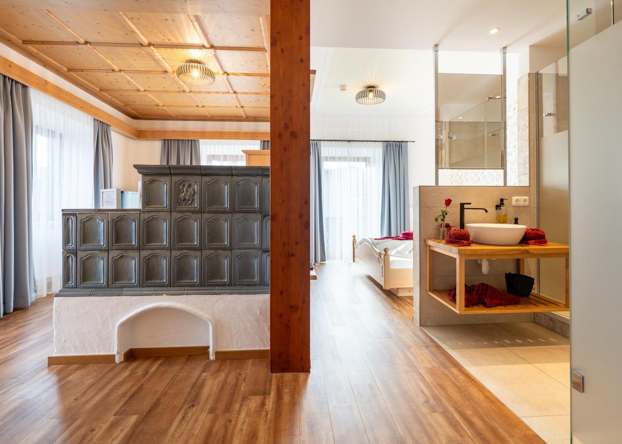 Hotel Krone Tirol รอยท์เทอ ภายนอก รูปภาพ