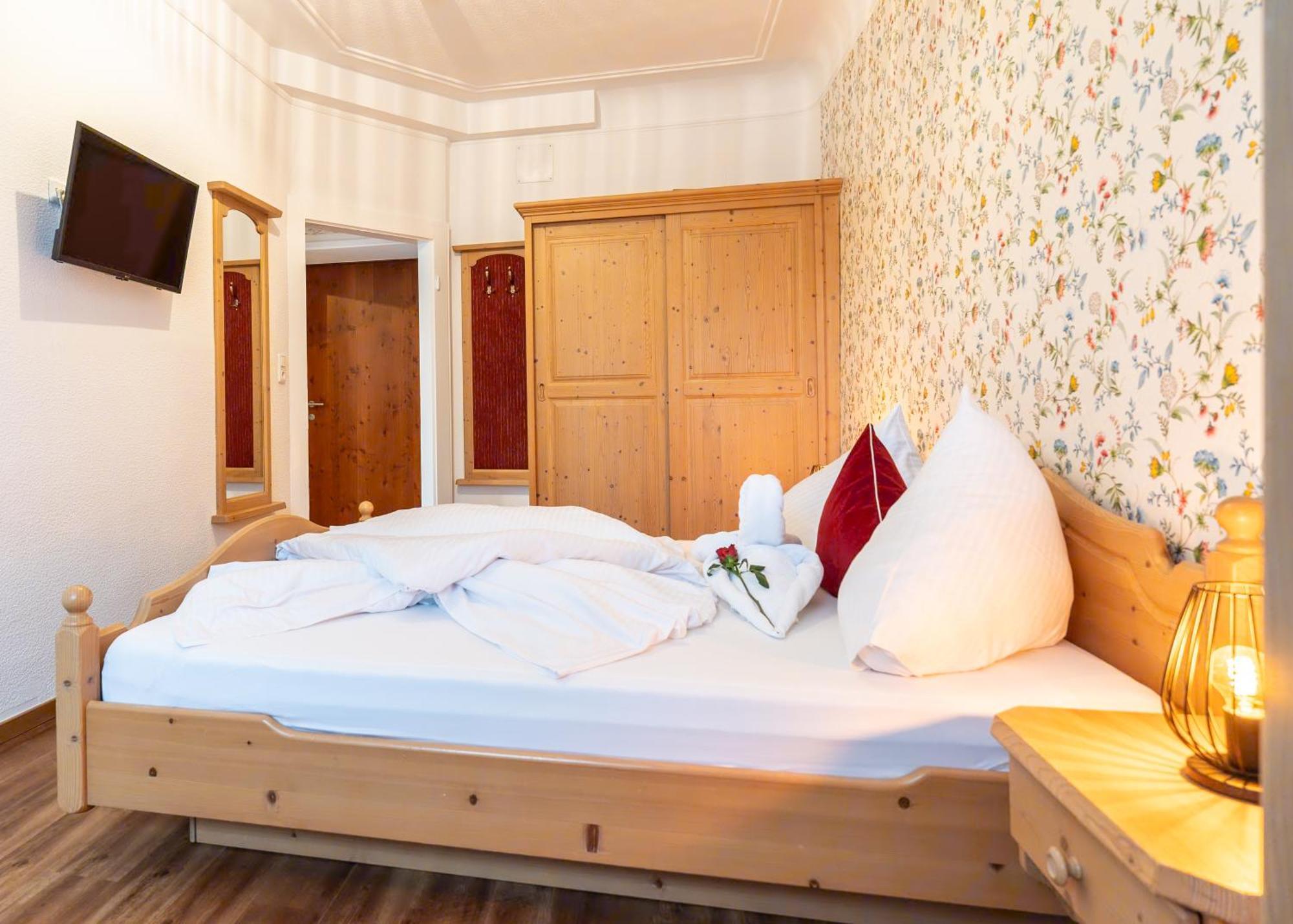 Hotel Krone Tirol รอยท์เทอ ภายนอก รูปภาพ